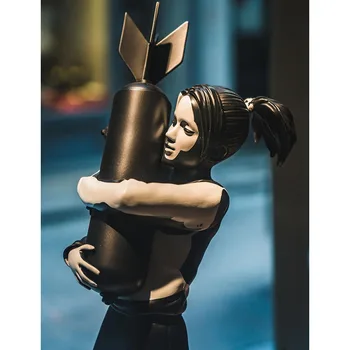 33cm Banksy Bomba de Fata Bombă Hugger Statuie Îmbrățișarea Păcii Bomba de Fata Street Art Rășină Sculptura Ornament Decor de Birou Acasă